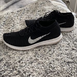 nike free running shoes